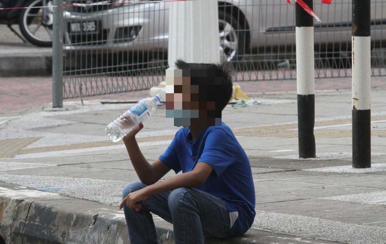 Anak orang kaya pastinya menjalani hidup berbeza berbanding mereka yang miskin. -Gambar hiasan