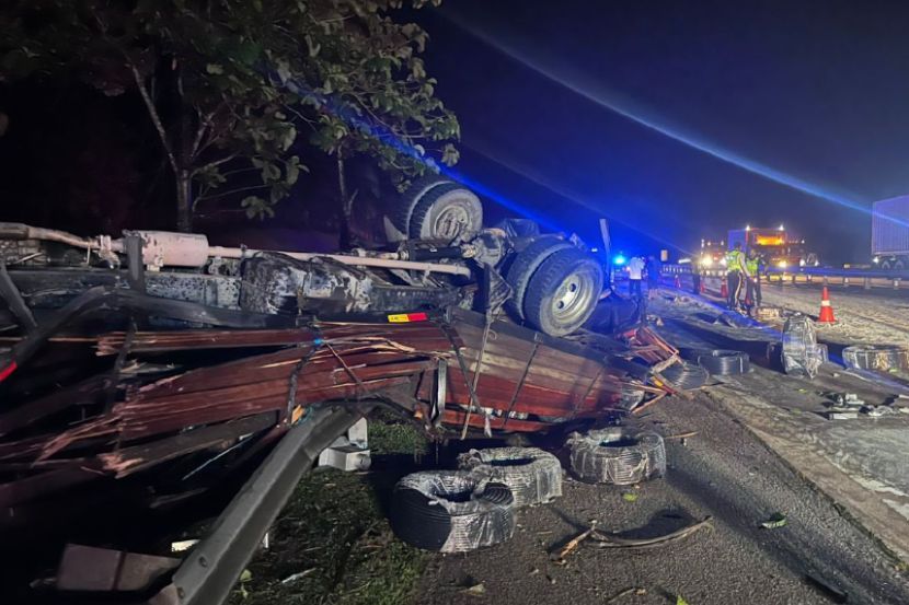 Kerja menyelamat mangsa kemalangan di di Kilometer 366 Lebuhraya Utara-Selatan, antara Sungkai dan Slim River pada Isnin. -Foto PDRM