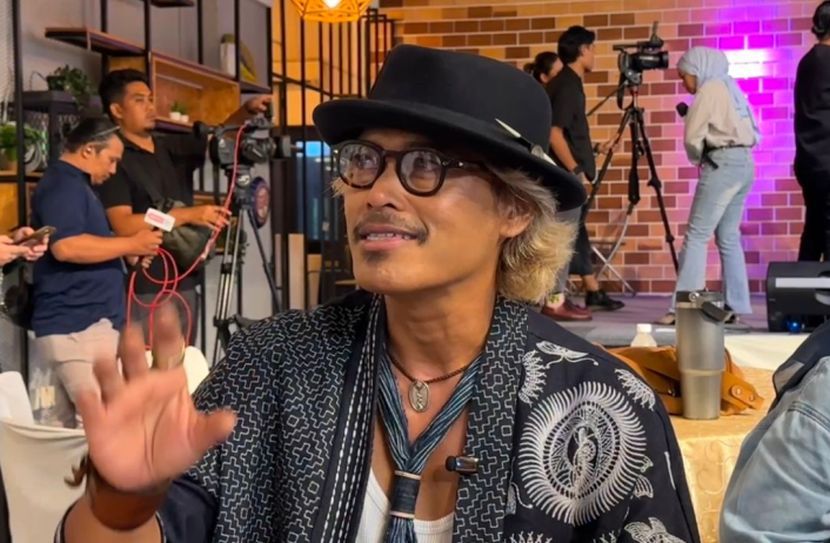 Joey imbau kembali ketika albumnya diban.
