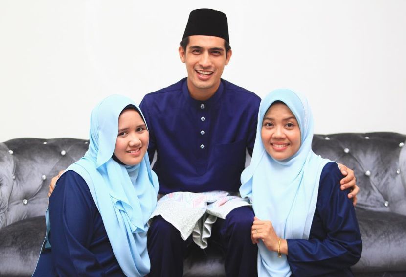Ashraf bersama isterinya Noor Dayana (kiri) dan Wan Sakinah.