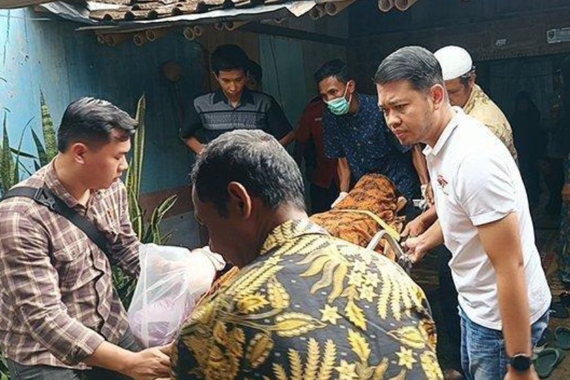 Polis membawa mayat remaja maut akibat bersilat untuk dibedah siasat. -Foto Tribunsolo