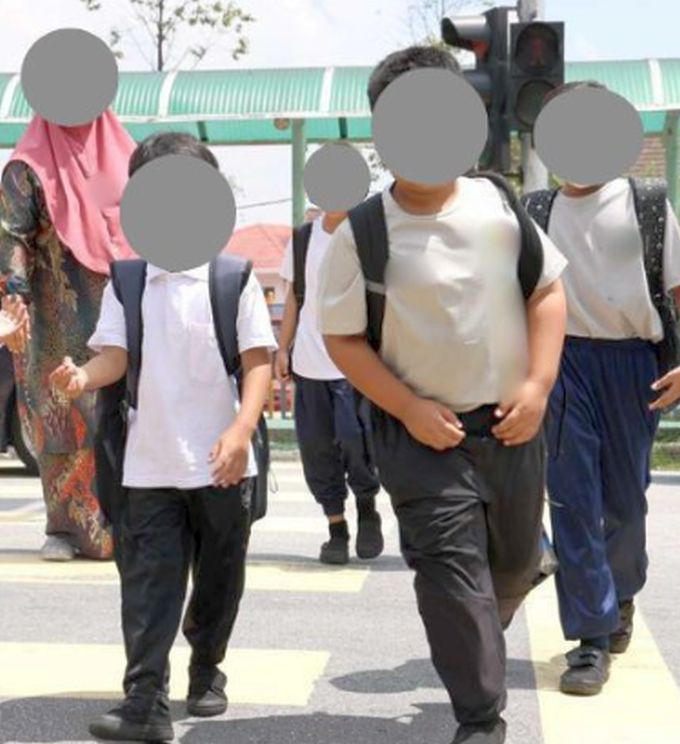 Murid perlu dididik dengan tanggungjawab dan kepekaan. -Gambar hiasan