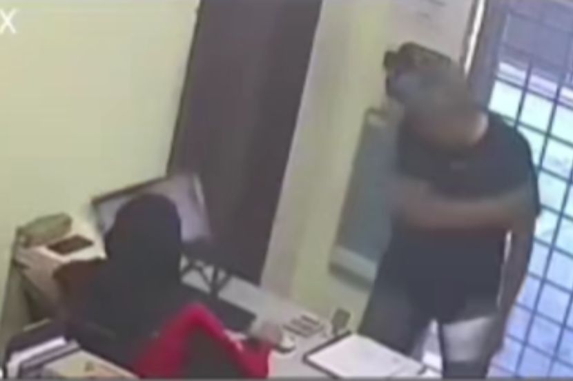 Rakaman CCTV majikan menampar komputer riba terkena muka pekerja.