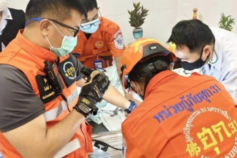 Sejam masih diambil untuk mengeluarkan jari tersepit. -Foto ThaiRath