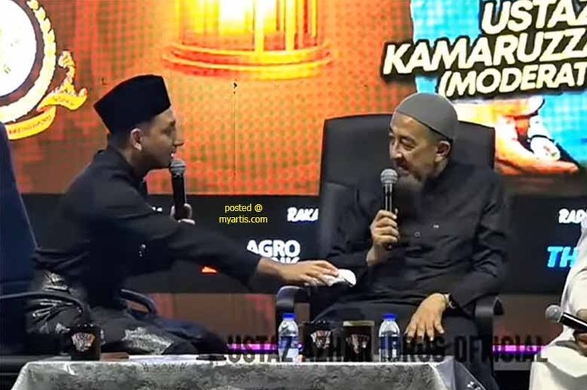 Ketika Zizan menyerahkan wang bayarannya kepada Ustaz Azhar Idrus (kanan).