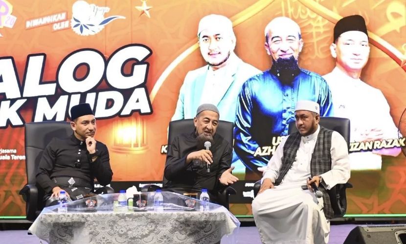 Zizan bersama Ustaz Azhar Idrus (tengah) dan Ustaz Kamaruzzaman.