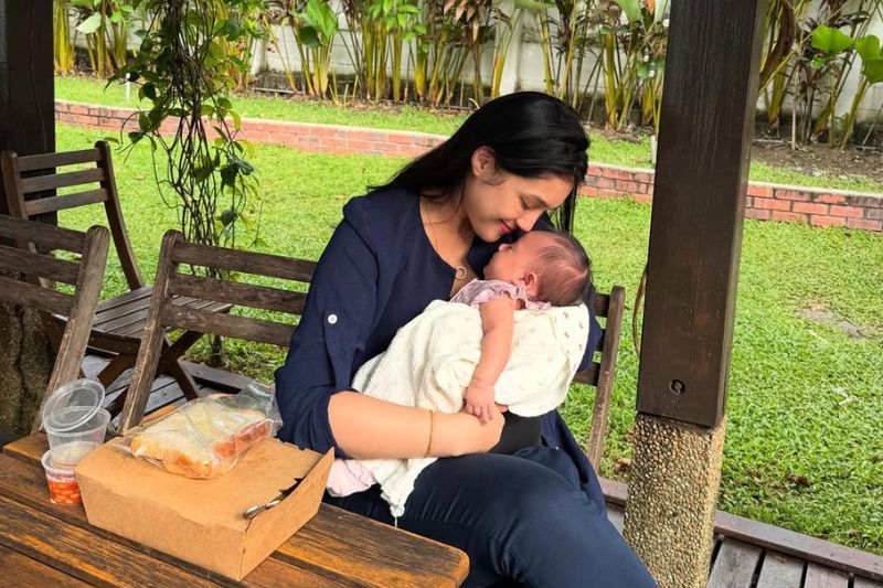 Atikah menyukai suasana tenang di kampung.