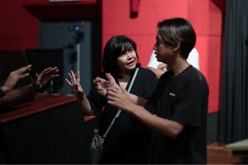 Nadia (kiri) mengeluarkan wang sendiri untuk menampung kos perbelanjaan selebihnya bagi filem Gantung: Musketeer Code.