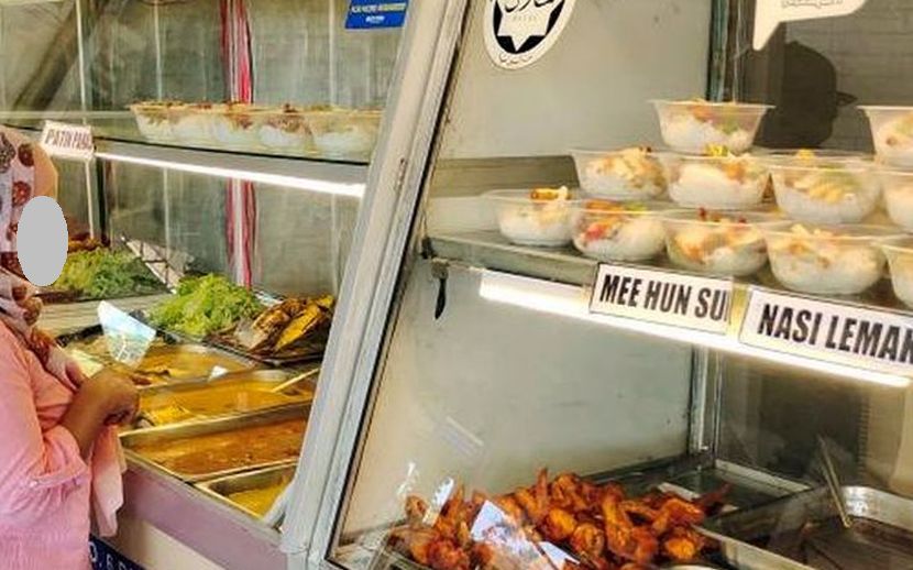 Segelintir individu gemar menikmati hidangan di restoran. -Gambar hiasan