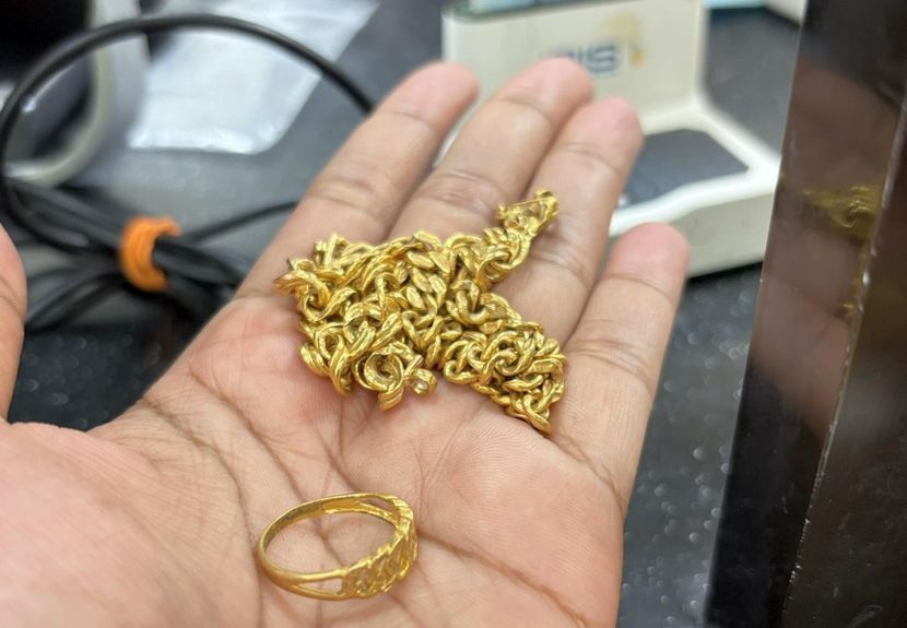 Barang kemas miliknya yang terpaksa dijual.