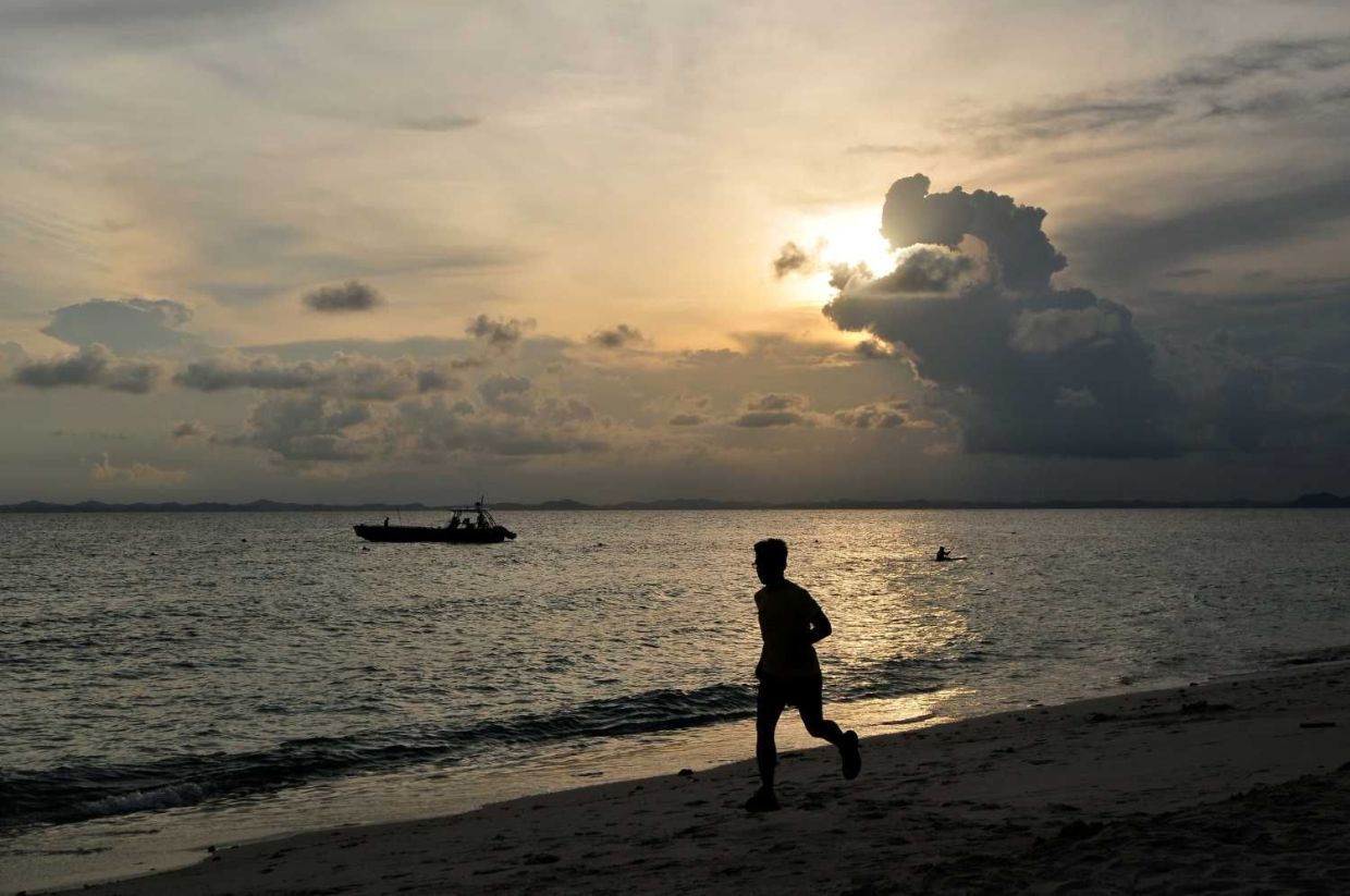 Standalone pixA visitor were seen jogging during the sunset along the beach of Pulau Besar, in Mersing, Johor. The nearest of the islands reachable from Mersing Jetty, Pulau Besar is characterised by its stretches of powdery white-sand beaches and crystal clear waters.— NUR AISYAH MAZALAN/The Star