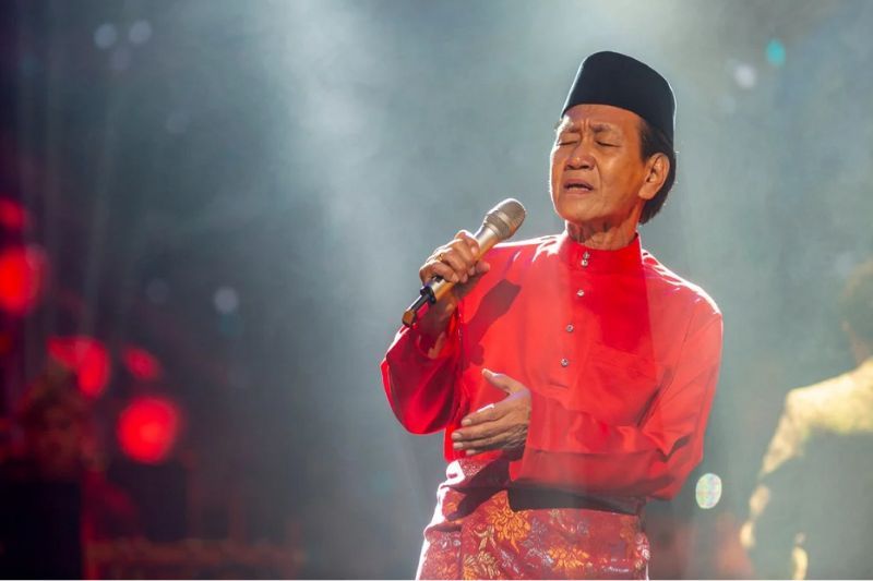 Andre merupakan penyanyi popular era 80-an.