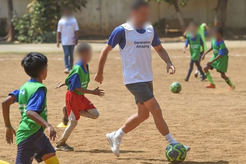Kanak-kanak lebih baik di didik bermain di luar rumah berbanding bermain permainan video. -Gambar hiasan