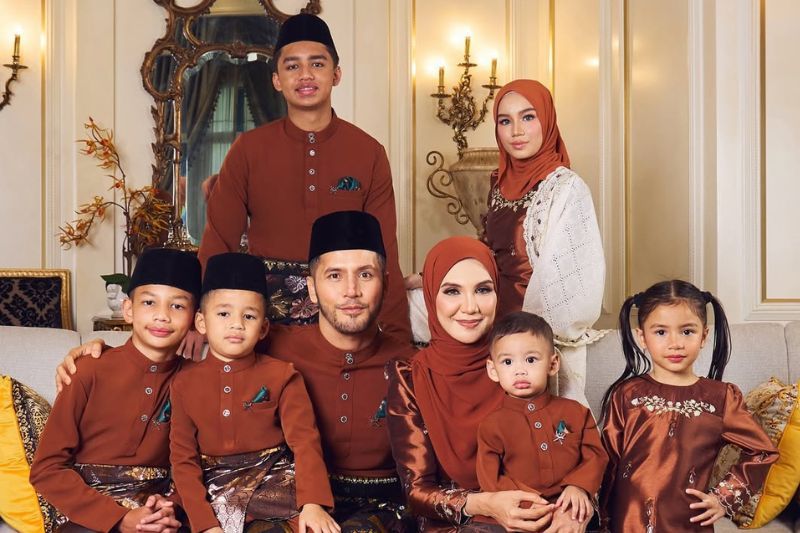 Shahida dan Aliff bahagia bersama enam orang cahaya mata mereka.