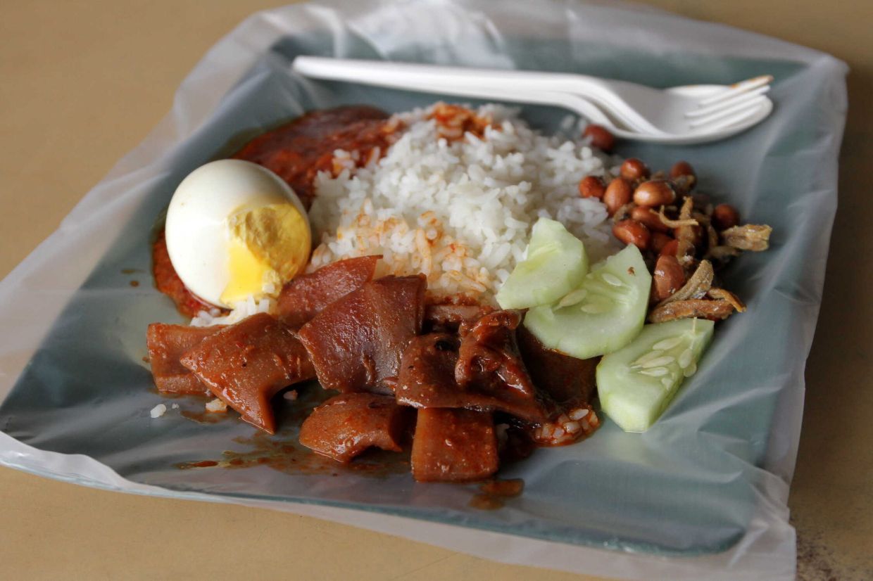 NASI LEMAK KUKUS SEKSYEN 16, in front of Restoren Yuen Heong at Jalan Niaga 16/3A Shah Alam.