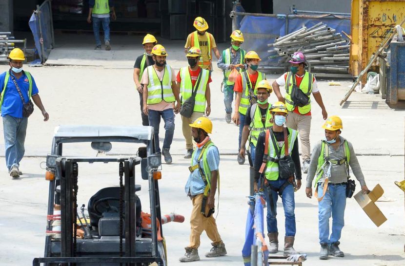 Kebiasaannya warga asing bekerja dalam sektor buruh di Malaysia. -Gambar hiasan