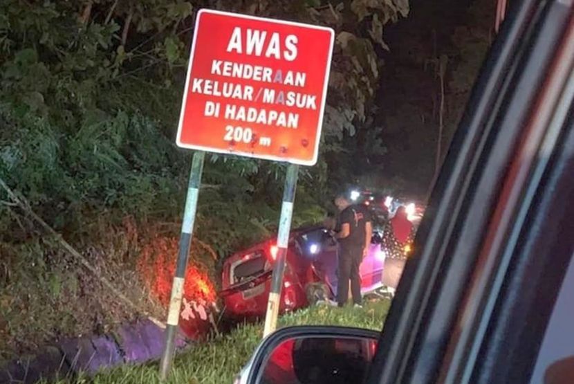 Keadaan Perodua Alza selepas pelanggaran berlaku.