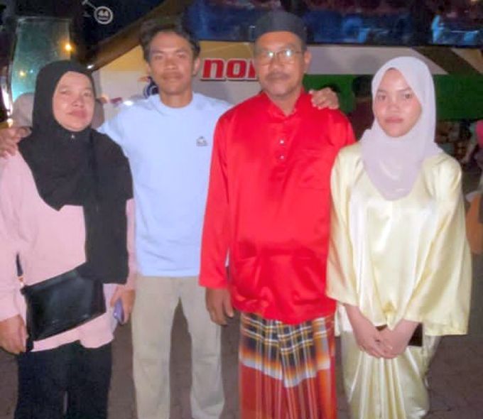 Gambar kenangan Yusmaini sekeluarga bersama arwah (dua kiri) sebelum menaiki bas.
