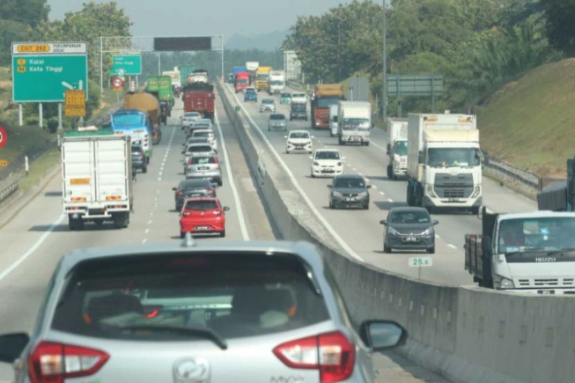 Kesesakkan jalan raya di musim perayaan menjadi faktor pelajar ponteng sekolah kerana kepenatan. -Gambar hiasan