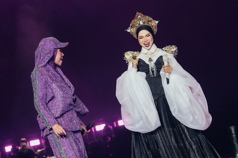 Aina (kanan) diundang sebagai penyanyi jemputan pada konsert Ada Apa Dengan Melly...? Prom Nite. 