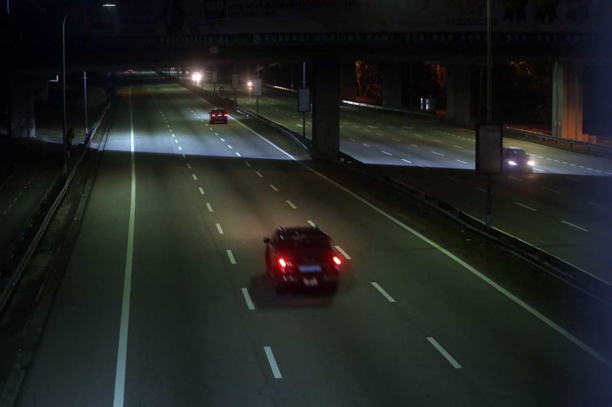 The road along Federal Highway near Mentari Court was seen less with vehichles around 10.30pm during the observation last night. — IZZRAFIQ ALIAS/The Star