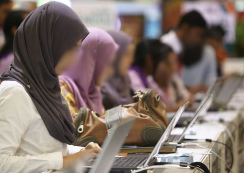 Golongan wanita bekerja untuk tingkatkan pendapat keluarga. -Gambar hiasan