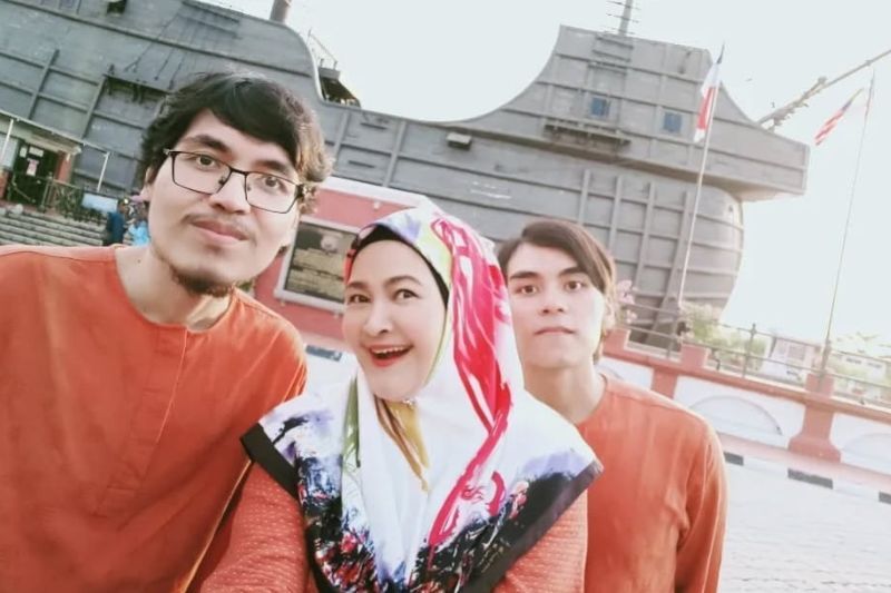 Raja Ema (tengah) dan dua orang anak lelakinya hasil perkahwinan bersama Sheqal.