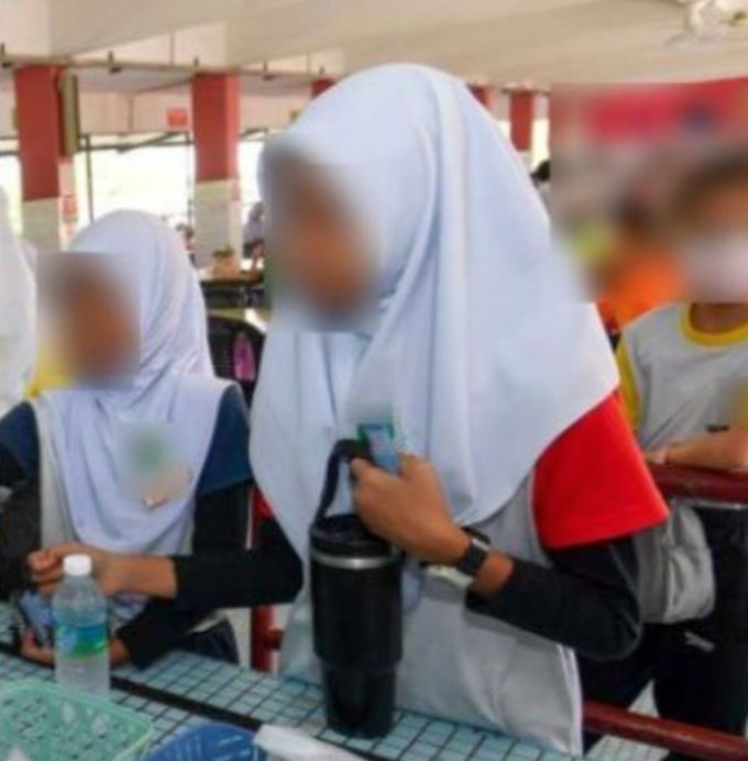 Murid sekolah pasti gembira apabila menerima hadiah daripada guru. -Gambar hiasan