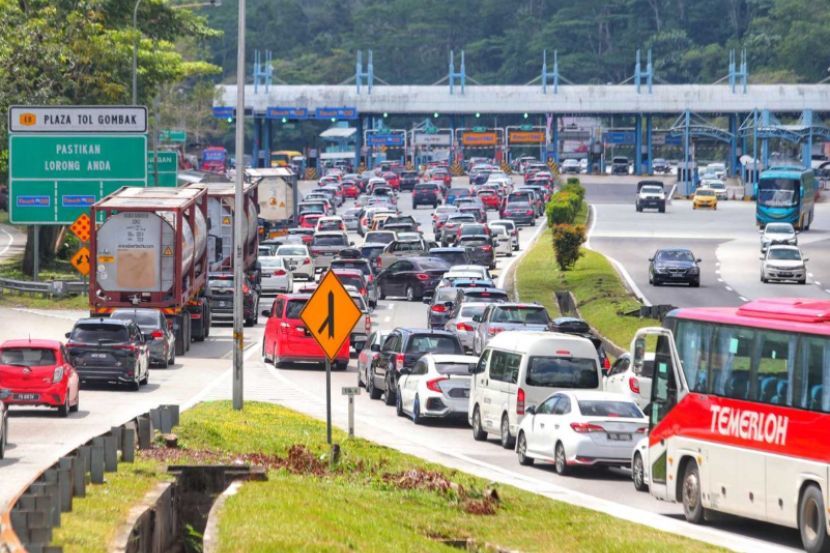 Kesesakan lalu lintas kerap berlaku ketika musim perayaan. -Gambar hiasan