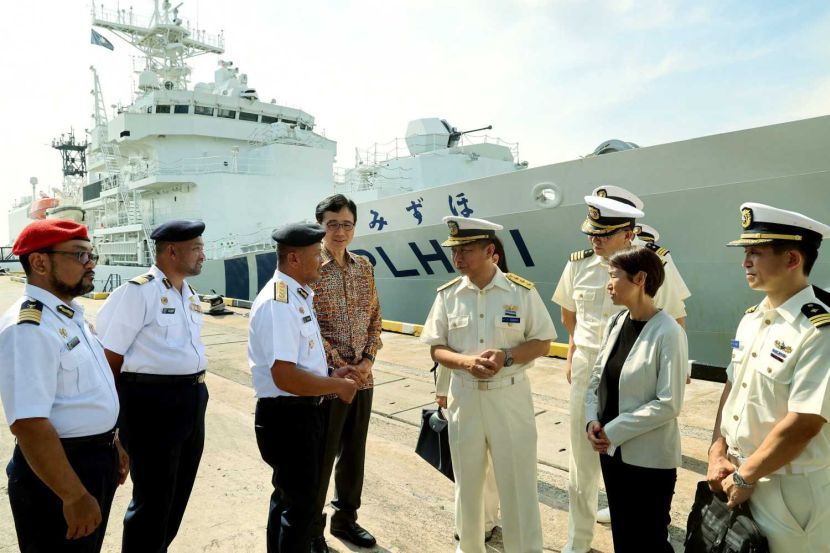 Mohd Zawawi (tiga dari kiri) bersama Duta Jepun ke Malaysia, Shikata Noriyuki (tengah), dan Timbalan Komandan Operasi JCG, Laksamana Madya Kanosue Hiroaki pada sesi lawatan kapal Peronda JCG, MIZUHO.