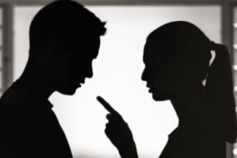 Suami isteri perlu berbincang bagi mengelak rasa tidak puas hati dalam perhubungan. -Gambar hiasan