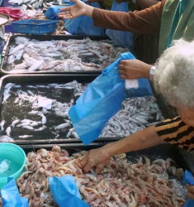 Orang ramai mengambil peluang membeli ikan murah yang segar di pelantar. -Gambar hiasan