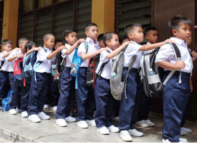 Ibu bapa perlu bertanggungjawab memastikan keperluan sekolah anak-anak lengkap. -Gambar hiasan