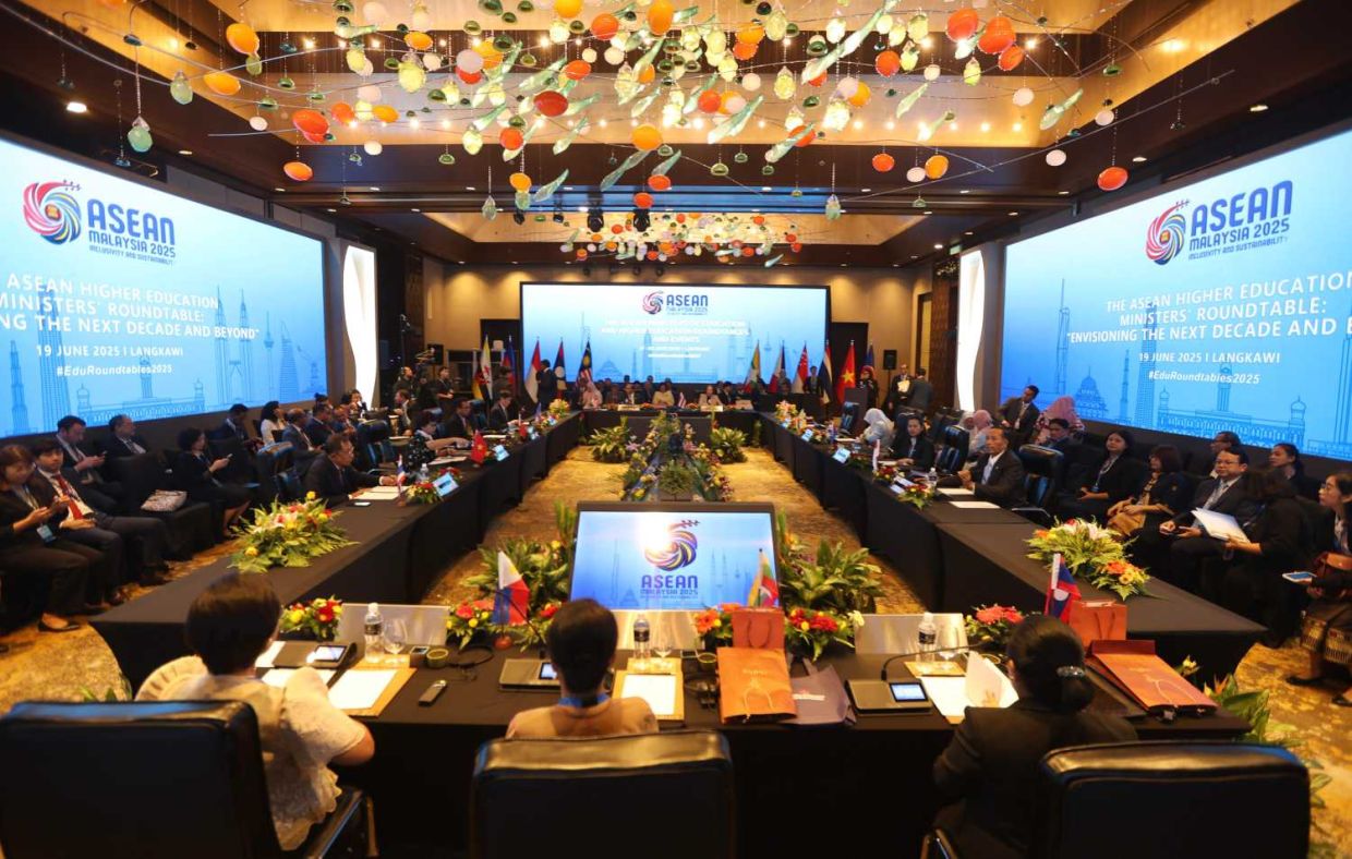 Negara anggota ASEAN bersetuju untuk mewujudkan jaringan dan platform kolaboratif di peringkat universiti yang melibatkan semua institusi pengajian tinggi di ASEAN.