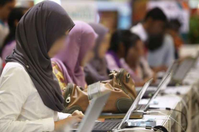 Golongan wanita bekerja untuk meningkatan pendapatan keluarga. -Gambar hiasan
