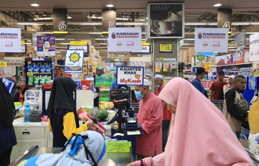 People checking out at the special lane cashier for the products under the MyKasih promotion at Mydin Hypermarket in Bertam, Kepala Batas in Bertam, Kepala Batas. (April 5, 2025) — ZHAFARAN NASIB/The Star.