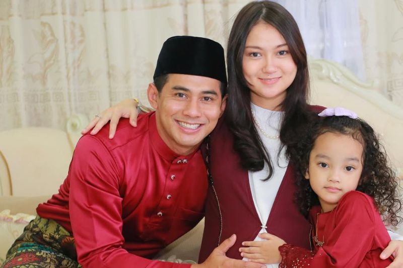 Fizo (kiri) dan isteri merakamkan foto bersama Maryam (kanan).