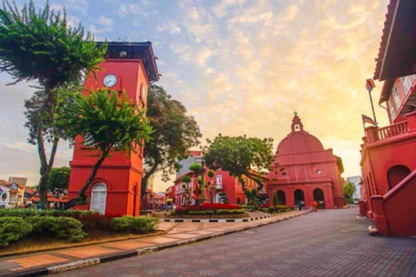 Bangunan Stadthuys salah satu binaan ikonik di Melaka yang menjadi tumpuang pelancong. - Foto Tourism Melaka.