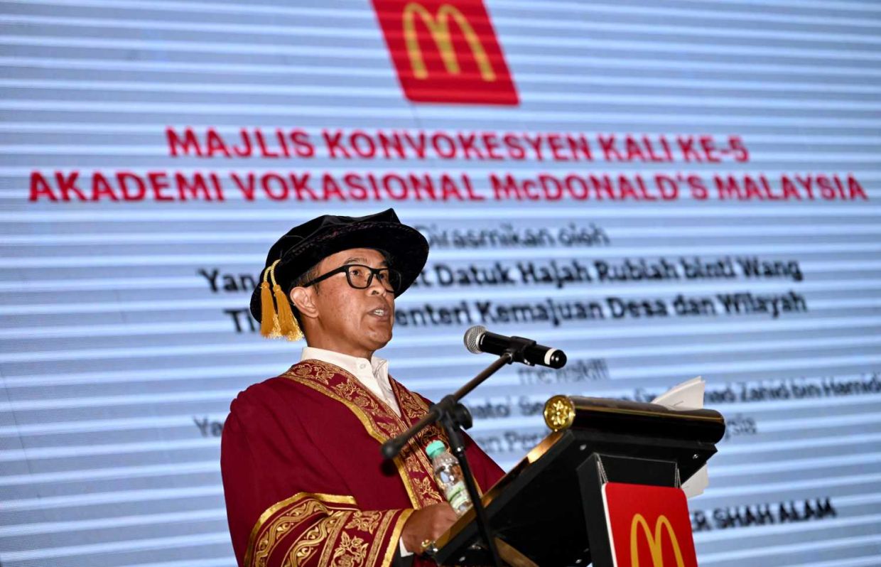 Azmir berkata McDonald’s bukan sekadar menawarkan pekerjaan, tetapi juga sebuah institusi pembelajaran sepanjang hayat yang memperkasakan kemahiran dan kerjaya anak-anak muda.