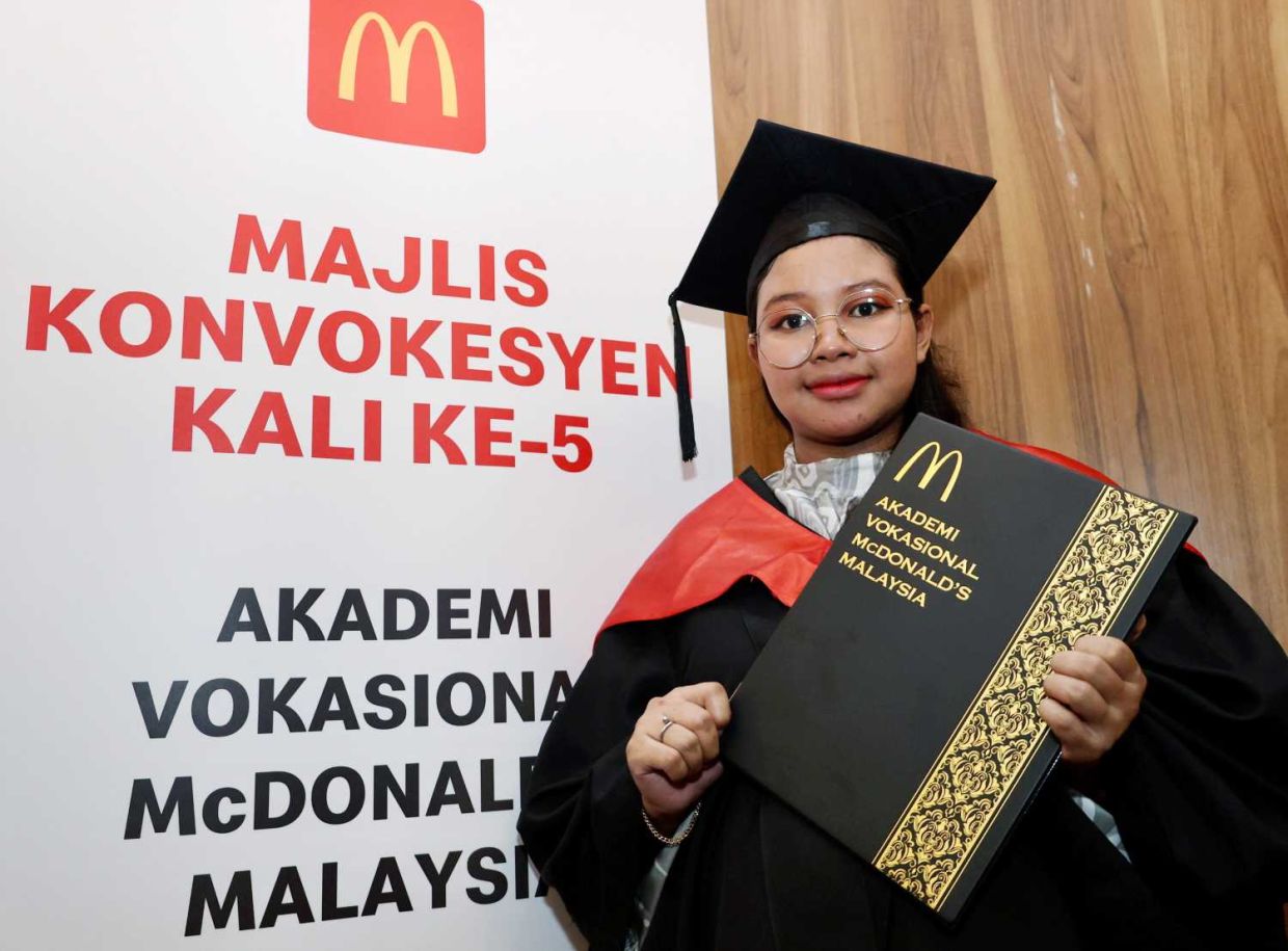 Wak Jenny mahu mengajak komuniti Orang Asli untuk turut serta menyertai Program Perantis Vokasional McDonald’s Malaysia.
