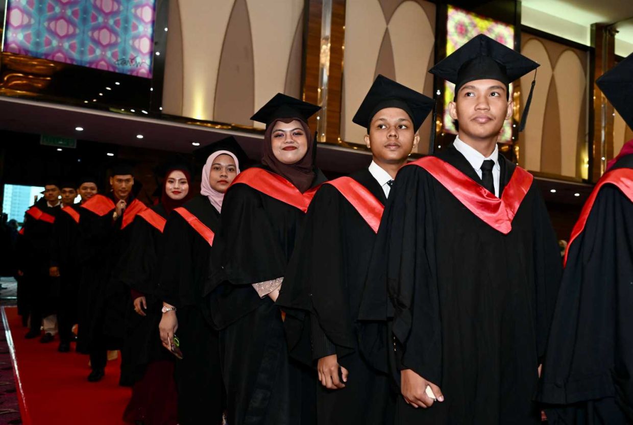 Pelajar yang diraikan berarak masuk ke dewan sempena Majlis Konvokesyen Akademi Vokasional McDonald’s Malaysia.