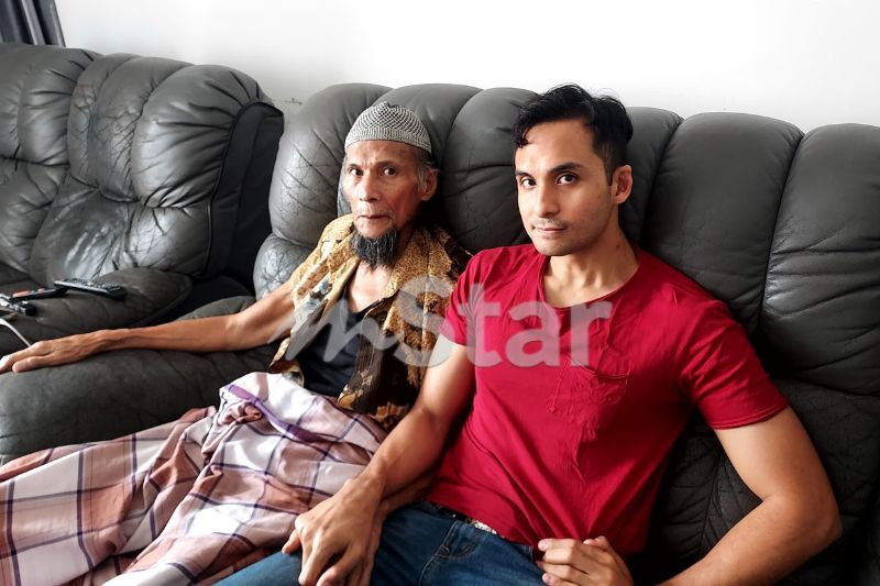 Syafiq (kanan) terpaksa berkongsi cerita kesusahan mereka di media sosial.