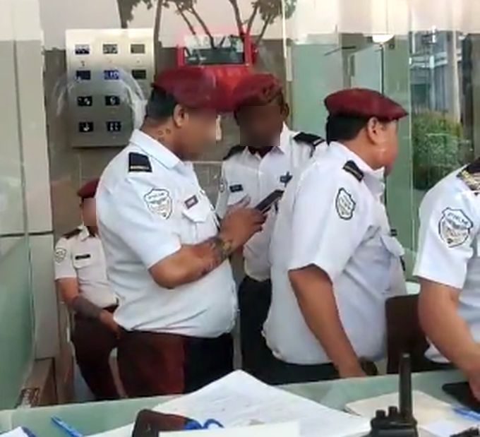 Pengawal keselamatan yang membuang makanan terbabit dipercayai warga asing.