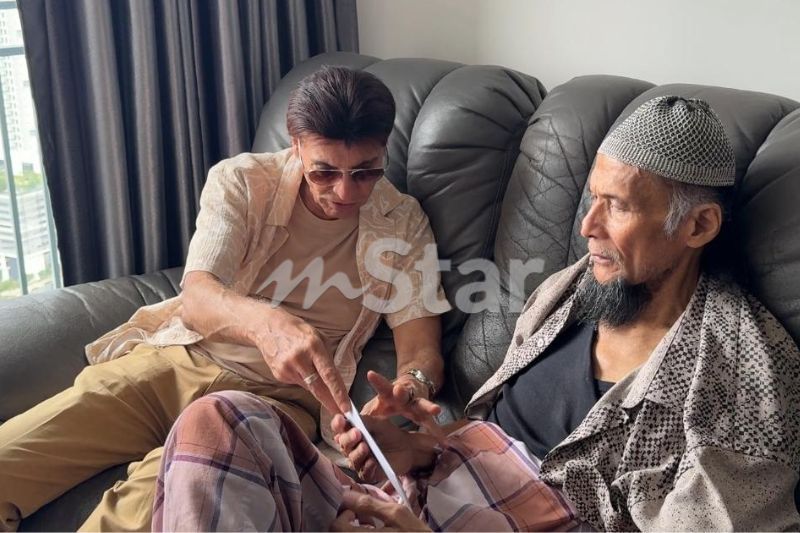 DJ Dave selaku wakil YKAT memberikan sumbangan kepada Dharma.