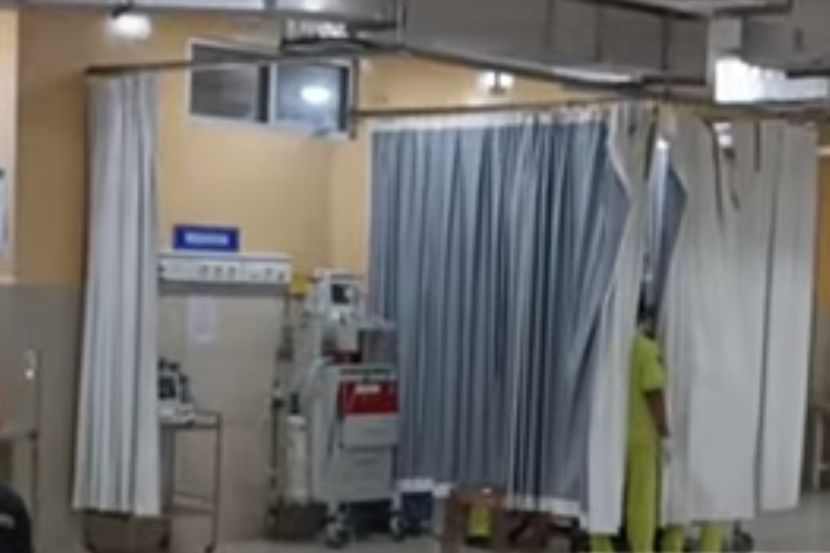 Bayi 13 bulan diberikan rawatan kecemasan di Hospital Soeroto Ngawi sebelum meninggal dunia. - Foto NTV