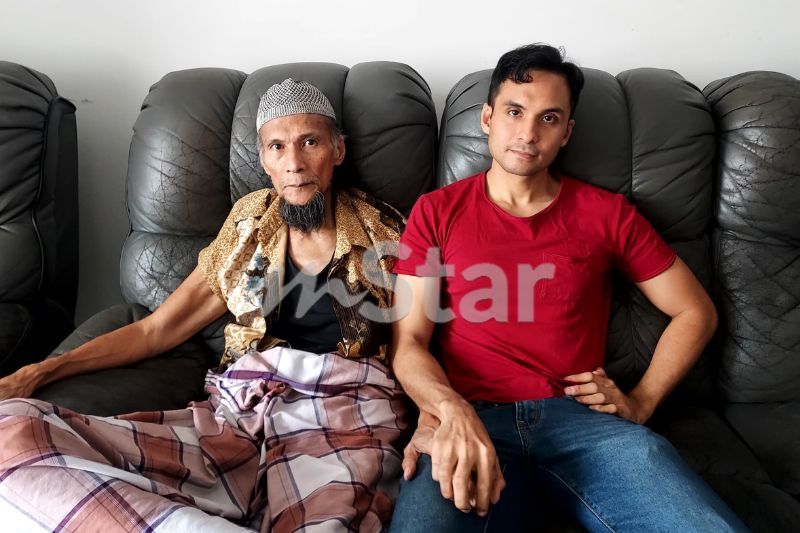 Syafiq (kanan) merupakan pelajar cemerlang di Aswara.