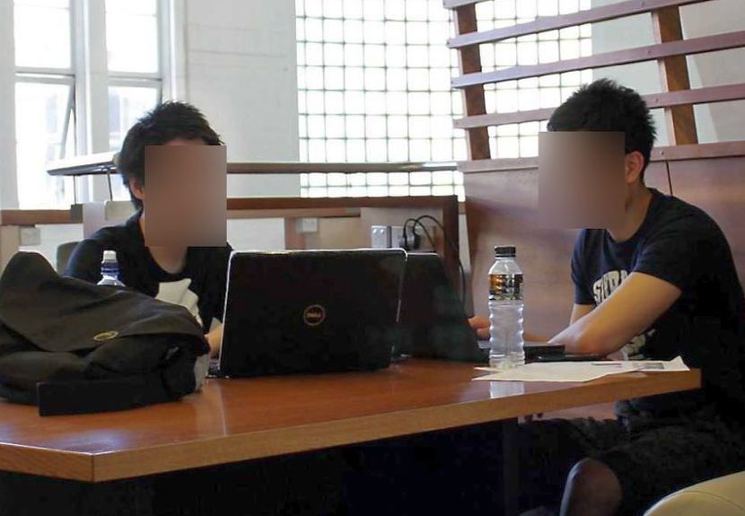 Pelajar yang bakal menduduki peperiksaan SPM gemar melakukan ulang kaji bersama rakan. -Gambar hiasan
