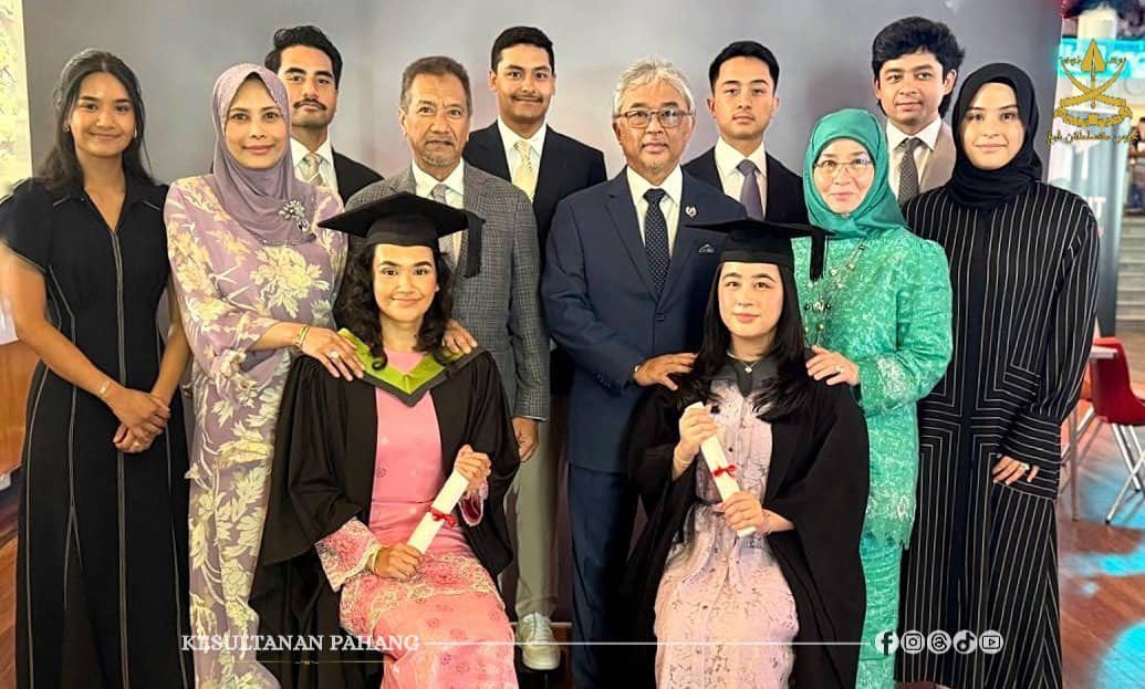 Tengku Puteri Jihan dan Tengku Nadhirah Zahrah menamatkan pengajian dalam bidang sama.