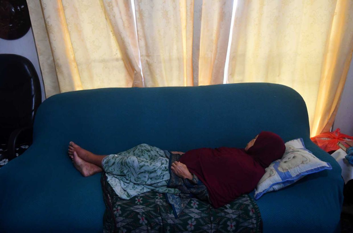 An elderly women living on her own at her house in Gombak.(6/7/2023). —AZHAR MAHFOF/The Star