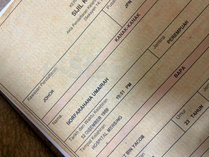 Sijil lahir asalnya tidak mengandungi nama ayah di ruangan kanak-kanak.